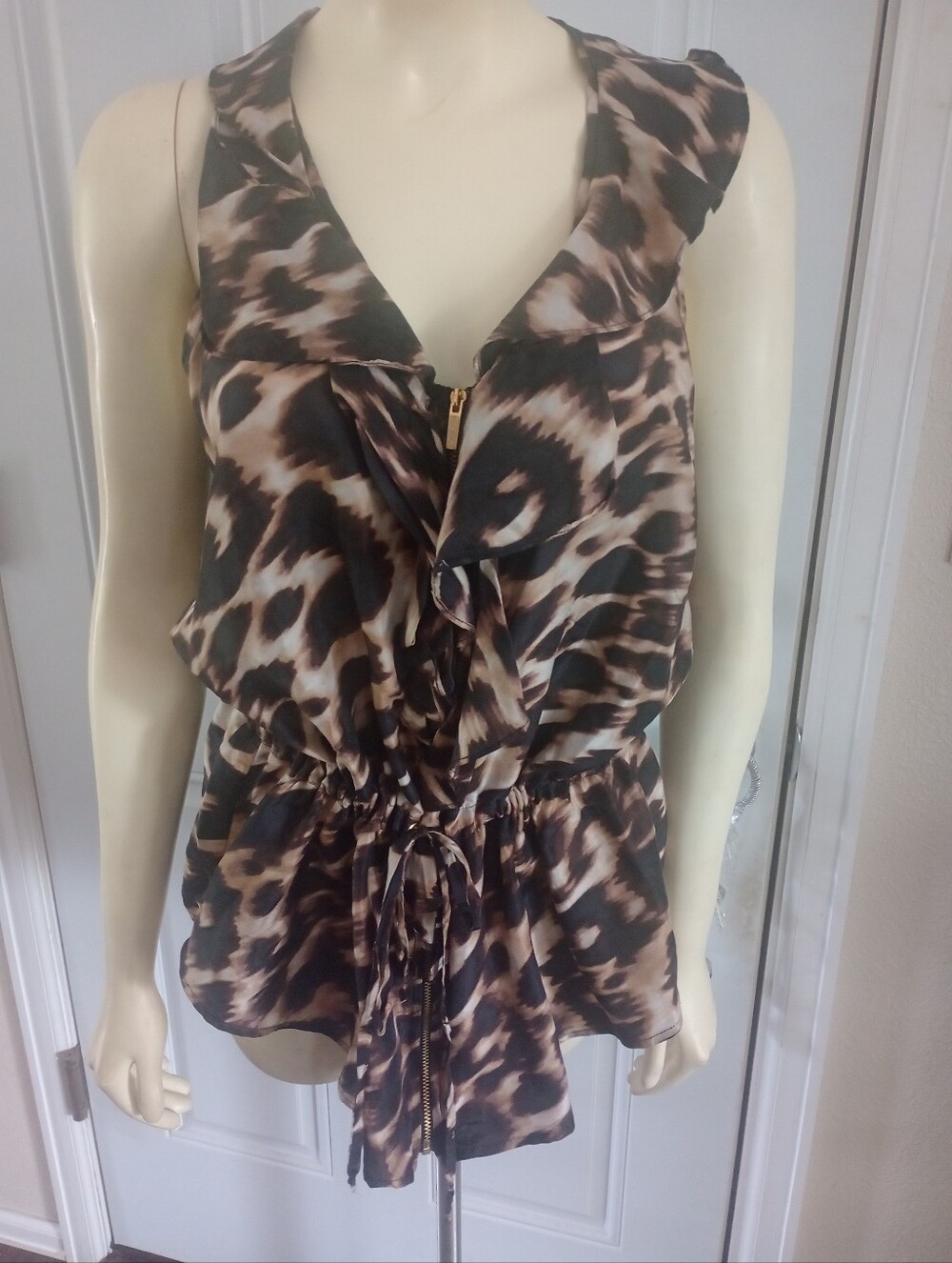 Calvin Klein 100% Silk Blouse Flattering Peplum Vneckline Front Gold Zipper S
